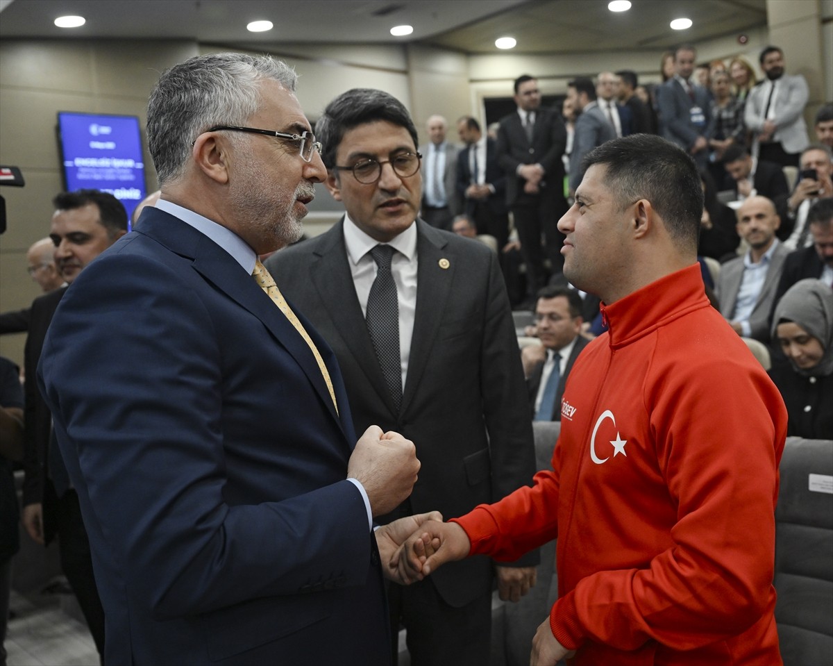 Çalışma ve Sosyal Güvenlik Bakanı Vedat Işıkhan, Türkiye İş Kurumu (İŞKUR) Genel Müdürlüğünde...