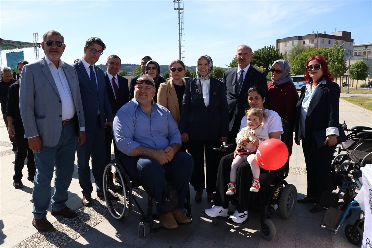 Çanakkale'de, Aile ve Sosyal Hizmetler Bakan Yardımcısı Leman Yenigün'ün (solda) katılımıyla, 15...