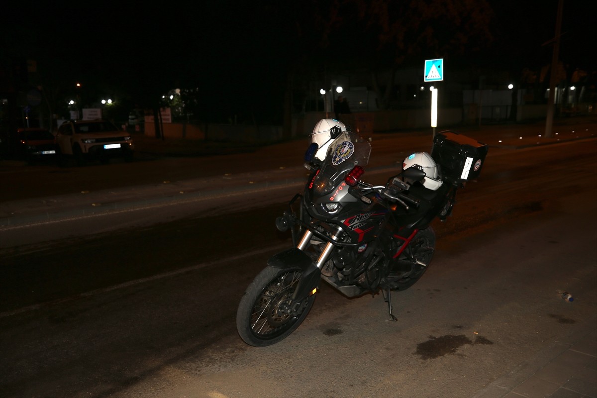 Çanakkale'de "dur" ihtarına uymayan şüpheli aracı takip eden motosikletli asayiş ekibinin çarptığı...