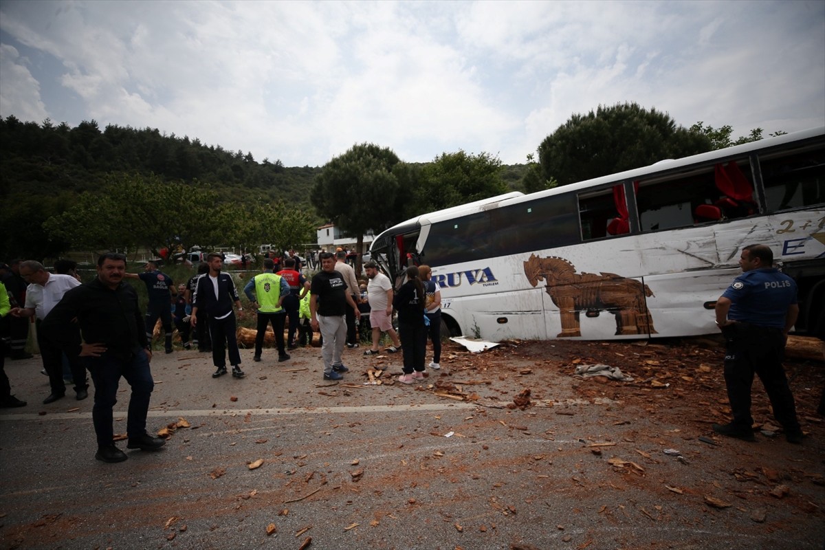 Çanakkale'de yolcu otobüsü ile kamyonun çarpışması sonucu ilk belirlemelere göre ölü ve yaralılar...
