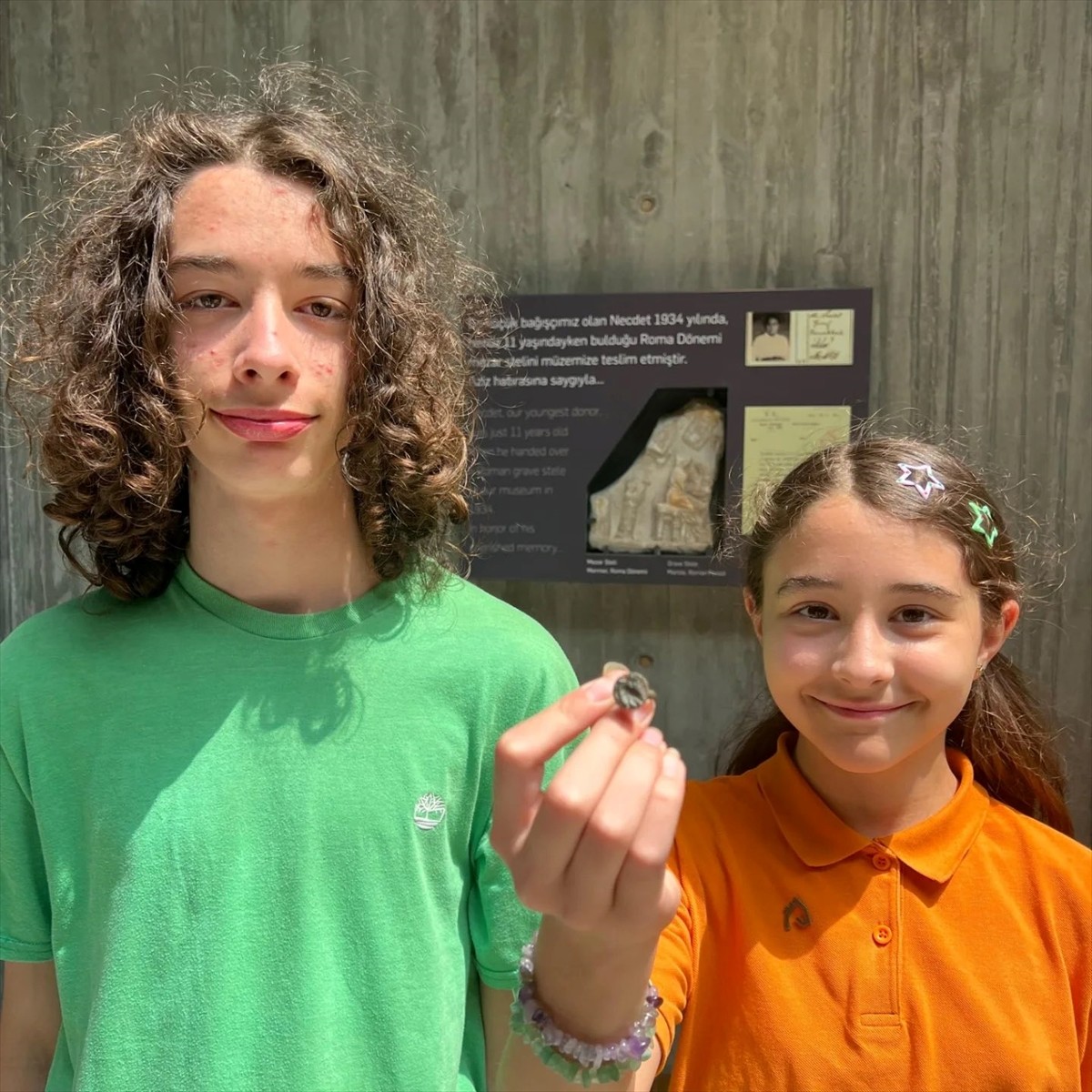 Çanakkale'nin Ayvacık ilçesine bağlı Demirci köyünde yaşayan Aden Dayangaç (sağda) ve ağabeyi...