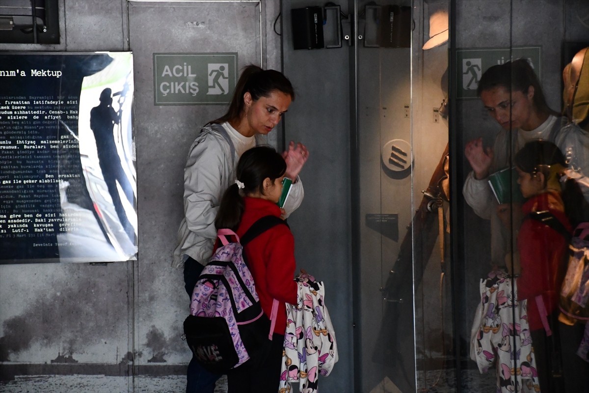 Çanakkale Savaşları'ndan kalma objelerin sergilendiği, dijital gösterilerin sunulduğu "Çanakkale...