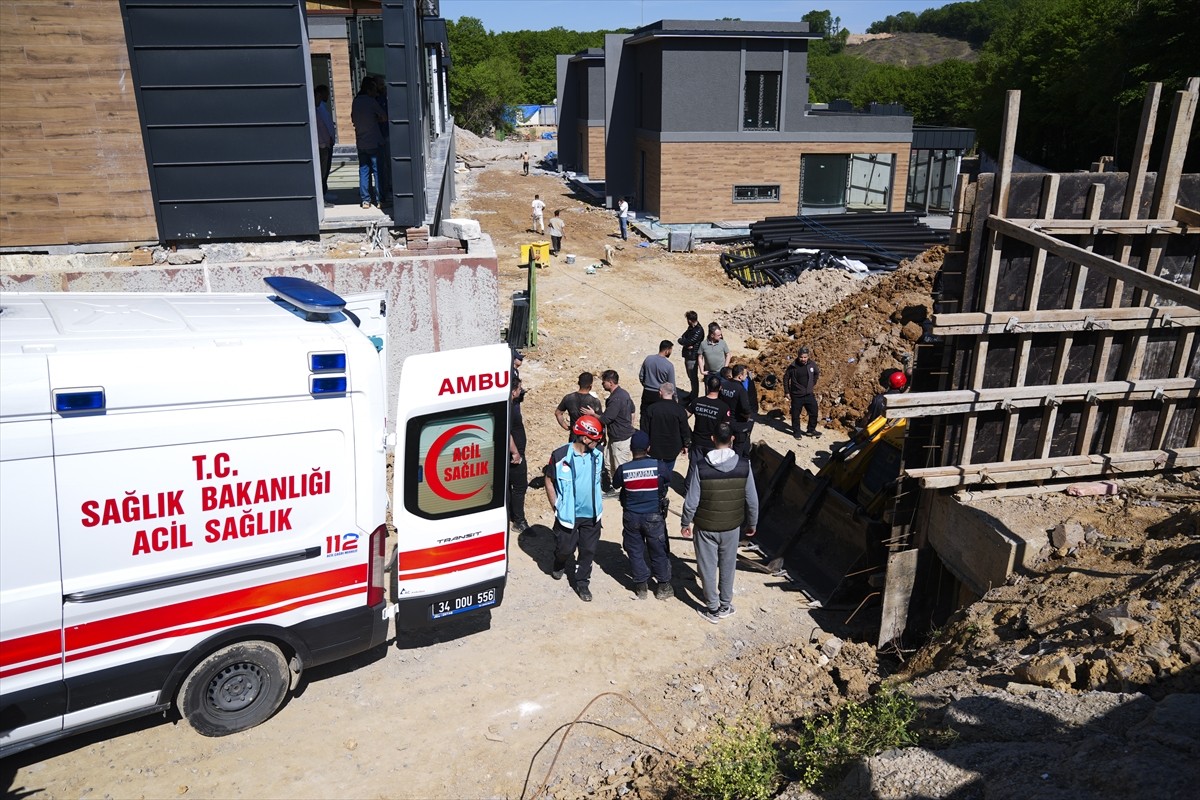 Çekmeköy'deki inşaat alanında meydana gelen toprak kayması sonucu göçük altında kalan bir işçi...