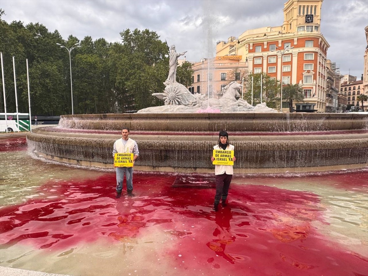 Çevre örgütü Greenpeace'e bağlı bir grup aktivist, İsrail'e silah satışını protesto etmek için...