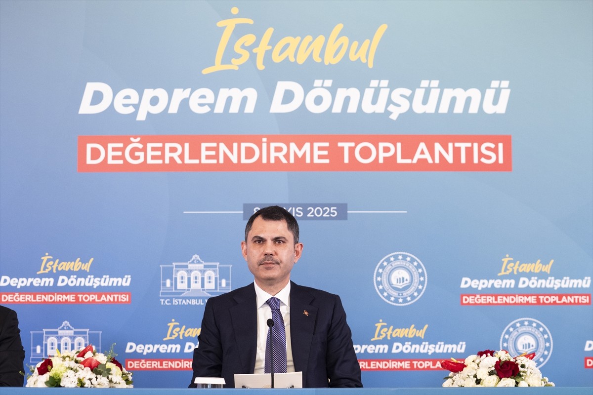 Çevre, Şehircilik ve İklim Değişikliği Bakanı Murat Kurum, İstanbul Valiliğinde düzenlenen Deprem...