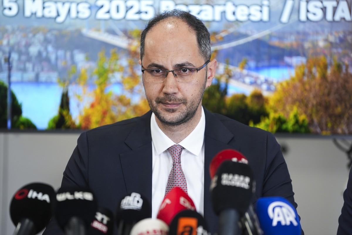 Çevre, Şehircilik ve İklim Değişikliği Bakanlığı Kentsel Dönüşüm Başkanı Hakkı Alp (ortada)...