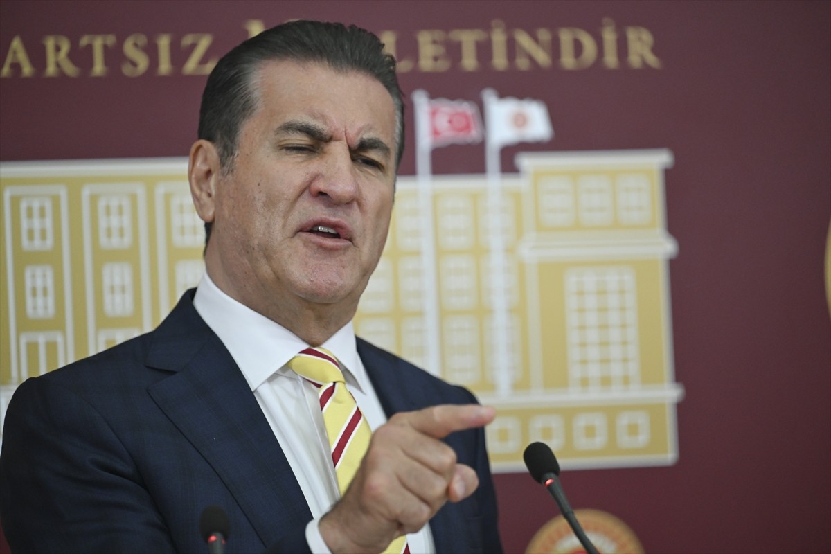 CHP Erzincan Milletvekili Mustafa Sarıgül, TBMM'de düzenlediği basın toplantısında Erzincan'daki...