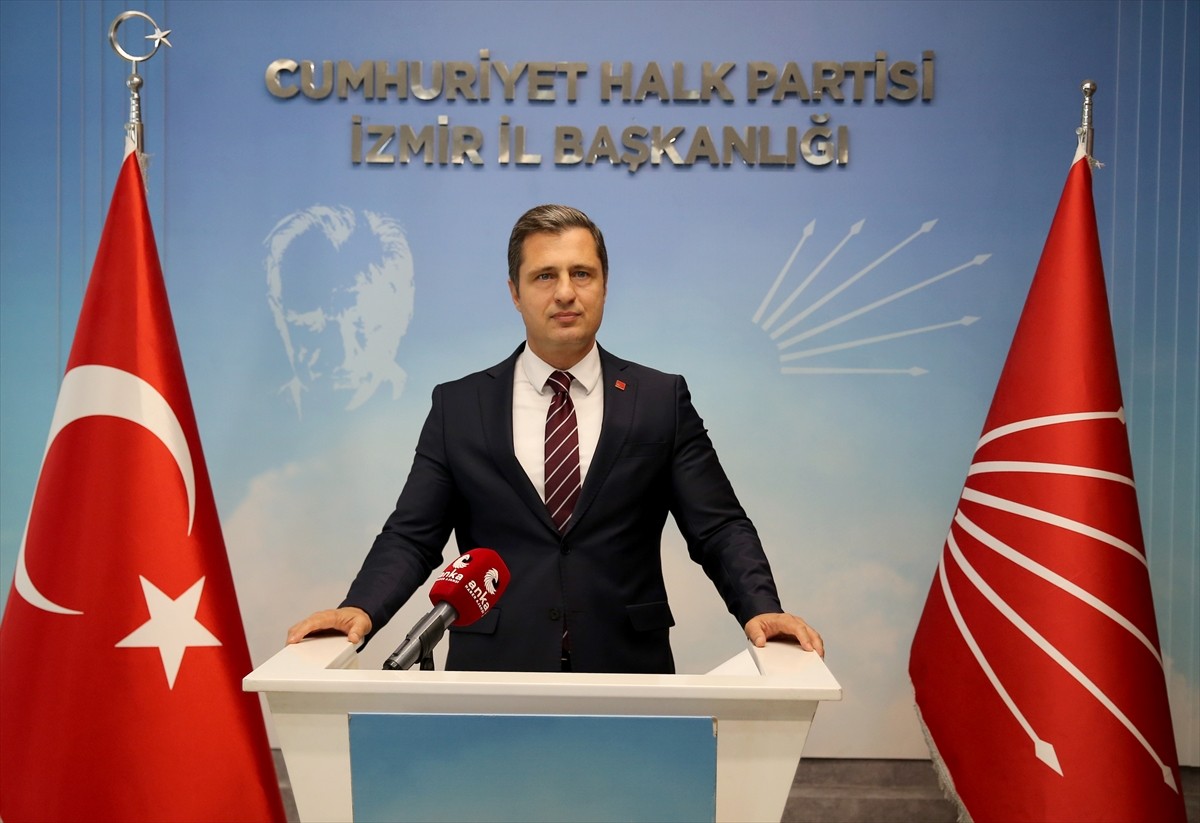 CHP Genel Başkan Yardımcısı ve Parti Sözcüsü Deniz Yücel,  partisinin İzmir İl Başkanlığı'nda CHP...