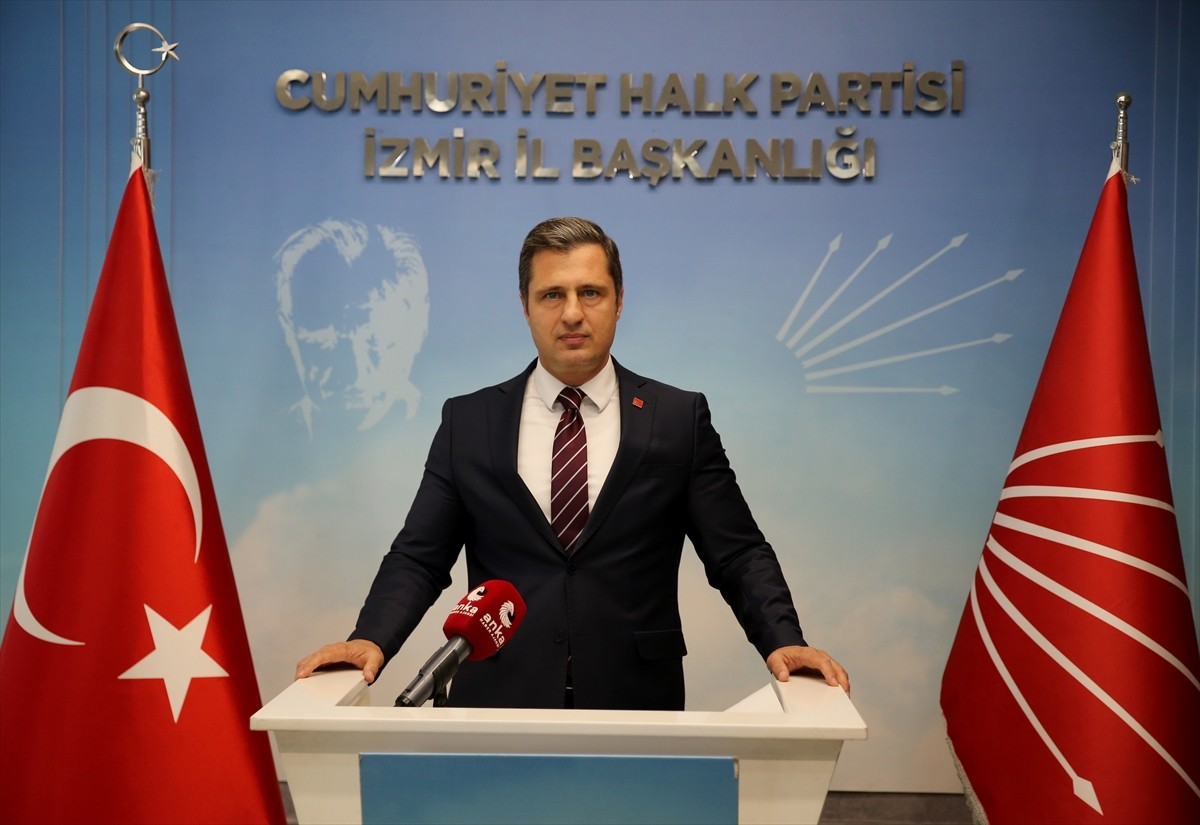 CHP Genel Başkan Yardımcısı ve Parti Sözcüsü Deniz Yücel,  partisinin İzmir İl Başkanlığı'nda CHP...