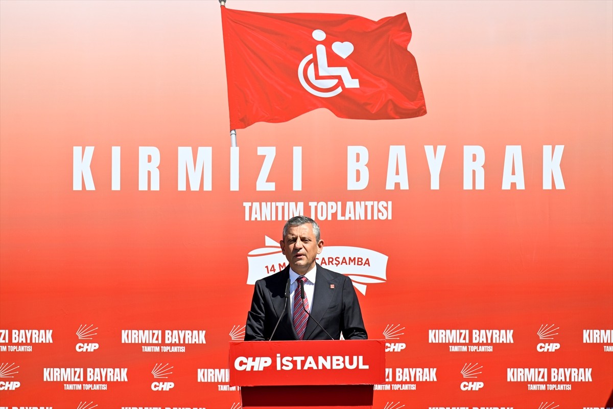 CHP Genel Başkanı Özgür Özel, Ataşehir'deki Esatpaşa Emine Saadet Çarmıklı Çocuk Etkinlik Merkezi...