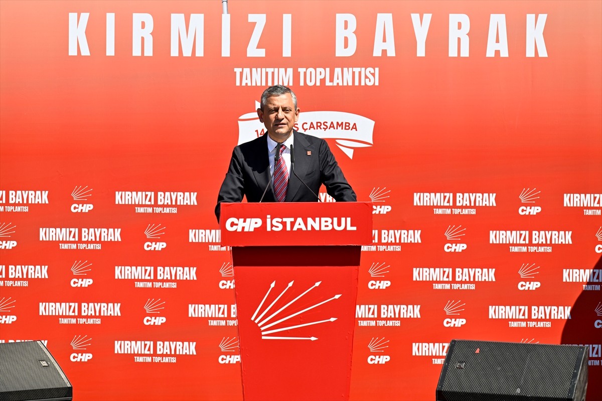 CHP Genel Başkanı Özgür Özel, Ataşehir'deki Esatpaşa Emine Saadet Çarmıklı Çocuk Etkinlik Merkezi...