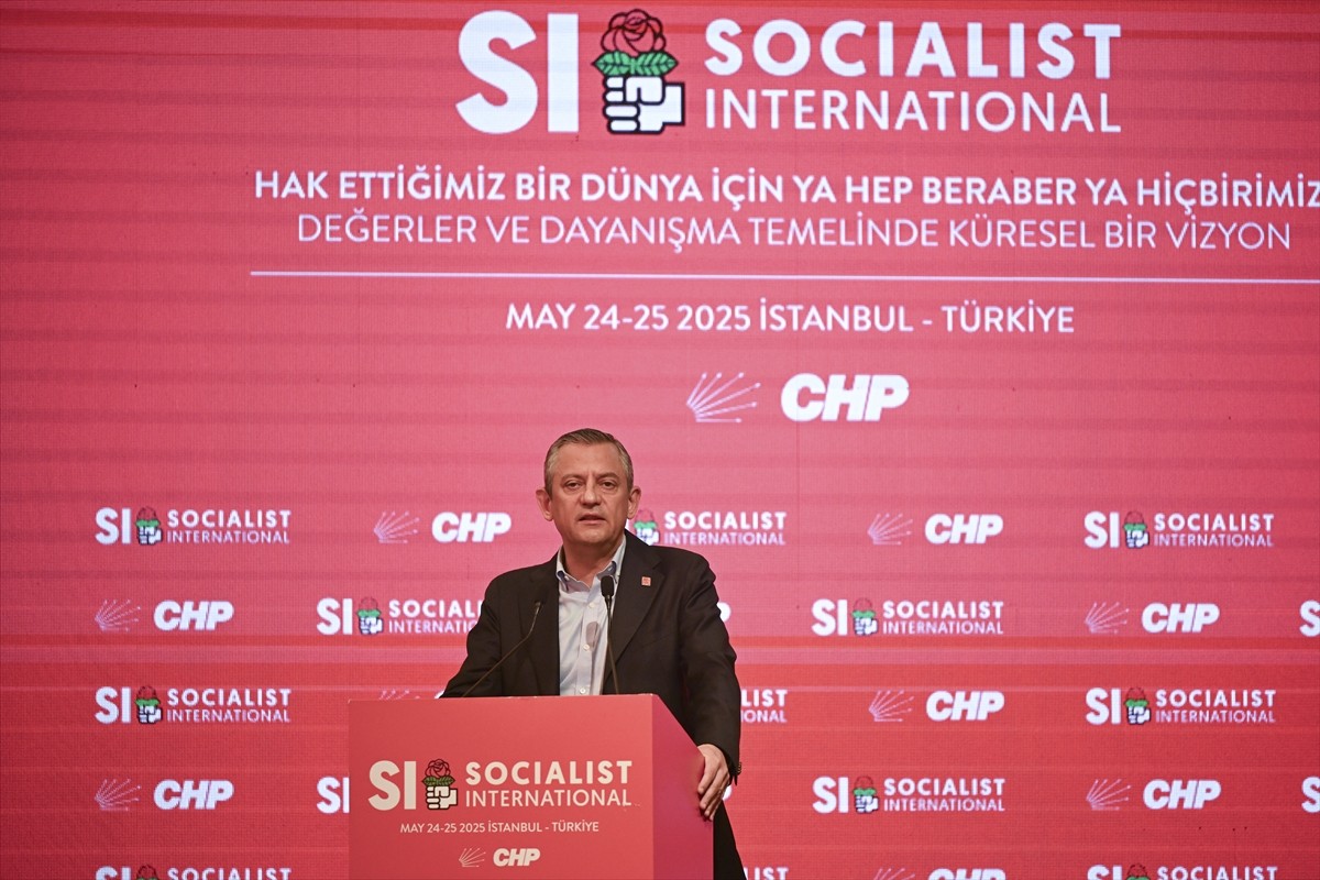 CHP Genel Başkanı Özgür Özel, Beşiktaş'ta bir otelde düzenlenen Sosyalist Enternasyonal Konsey...