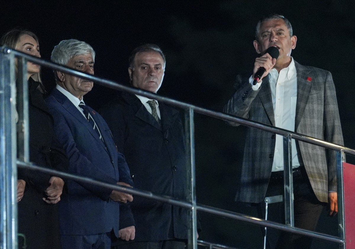 CHP Genel Başkanı Özgür Özel, İstanbul Büyükşehir Belediyesine (İBB) yönelik yolsuzluk ve terör...