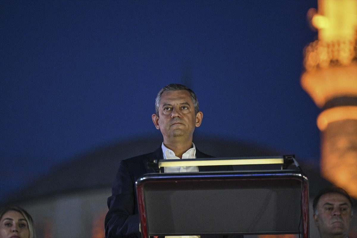 CHP Genel Başkanı Özgür Özel, İstanbul Büyükşehir Belediyesine (İBB) yönelik yolsuzluk ve terör...