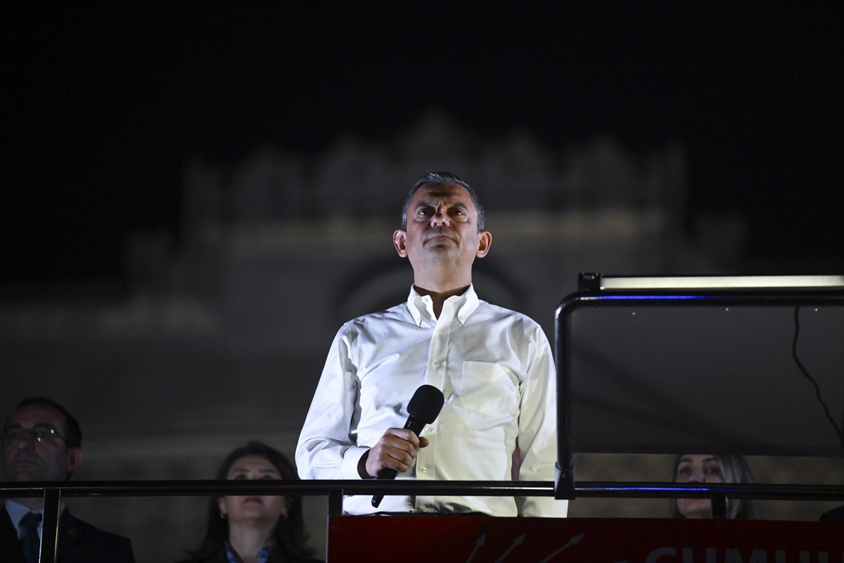 CHP Genel Başkanı Özgür Özel, İstanbul Büyükşehir Belediyesine (İBB) yönelik yolsuzluk ve terör...