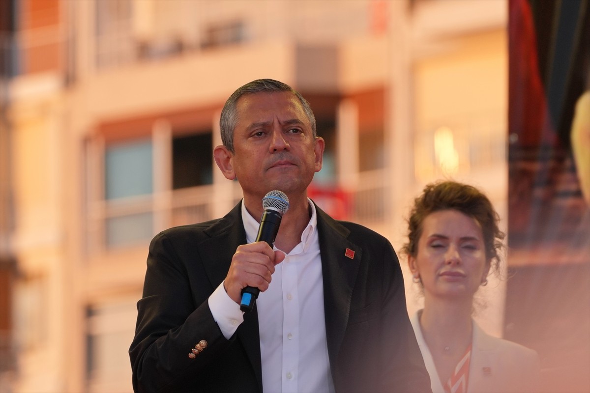 CHP Genel Başkanı Özgür Özel, İzmir'de Gündoğdu Meydanı'nda "Millet iradesine sahip çıkıyor"...