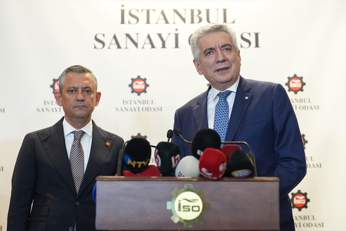CHP Genel Başkanı Özgür Özel (solda), İstanbul Sanayi Odasını (İSO) ziyaret etti. Özgür Özel...