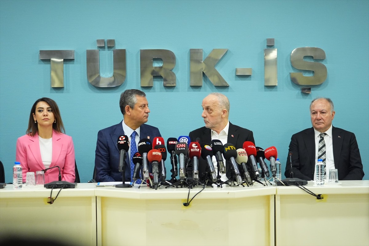 CHP Genel Başkanı Özgür Özel, TÜRK-İŞ Genel Başkanı Ergün Atalay'ı ziyaret etti. Atalay, CHP Genel...