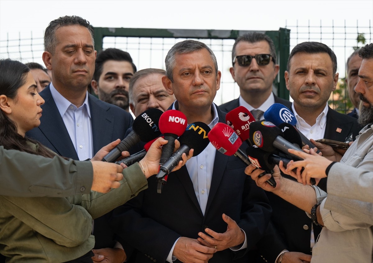 CHP Genel Başkanı Özgür Özel, vefat eden sanatçı Yavuz Top'un Sarıyer'deki ailesine taziye...