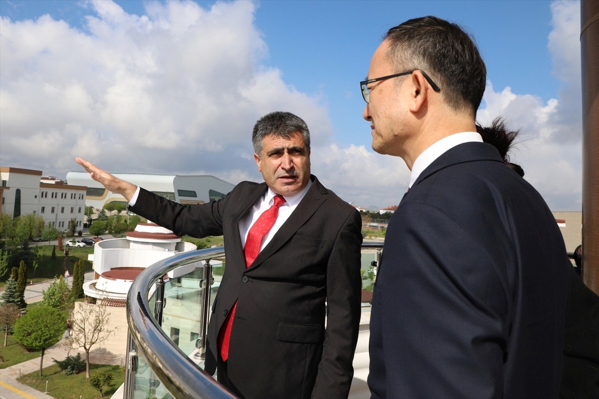 Çin'in Ankara Büyükelçisi Ciang Şüebin (sağ), Nevşehir Hacı Bektaş Veli Üniversitesi (NEVÜ)...