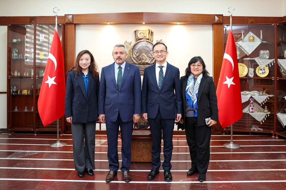 Çin Halk Cumhuriyeti Ankara Büyükelçisi Ciang Şüebin (sağ 2) Rize'deki temasları kapsamında Rize...
