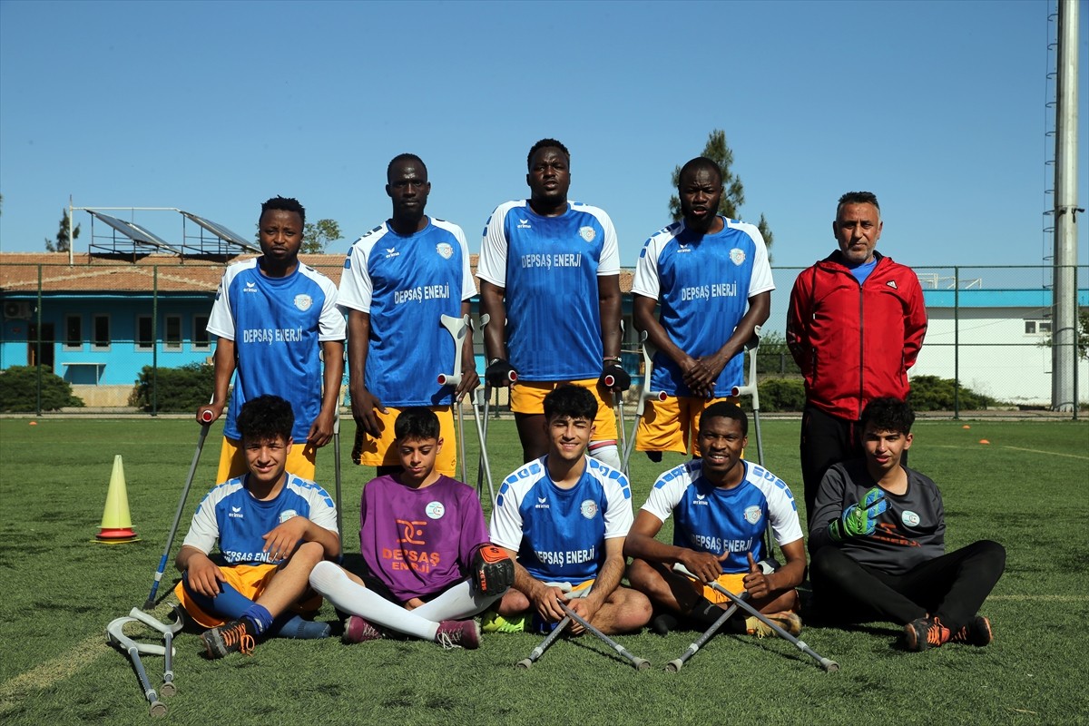 Çocukluğunda yaşadığı kaza sonucu sağ ayağını kaybetmesine rağmen futbol oynamaktan vazgeçmeyen...