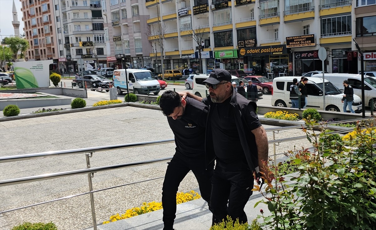 Çorum'da bir kişiyi silahla ateş ederek yaralayan 2 kardeş tutuklandı.