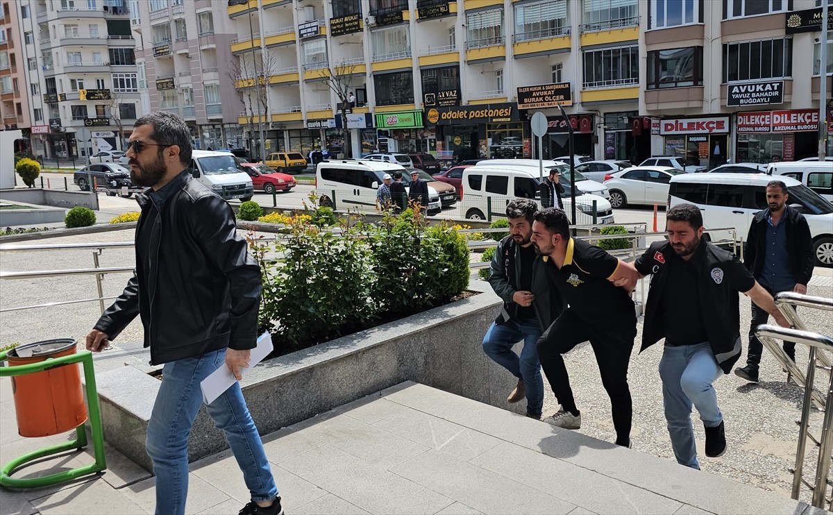 Çorum'da bir kişiyi silahla ateş ederek yaralayan 2 kardeş tutuklandı.