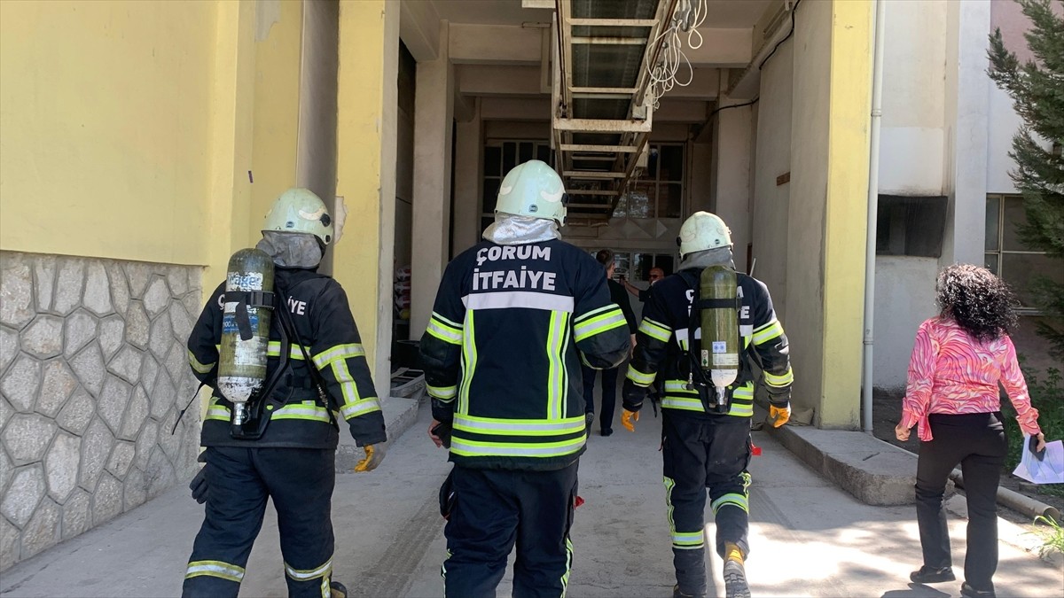 Çorum'da bir un fabrikasında meydana gelen patlama sonucu 1'i ağır 8 kişi yaralandı. Olay yerine...