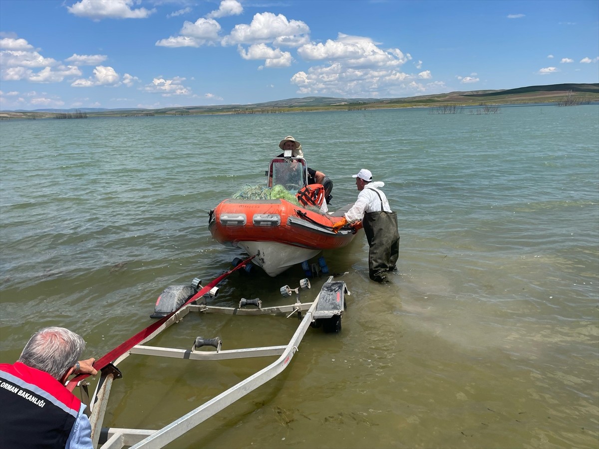 Çorum'un Alaca ilçesinde kaçak avcıların bıraktığı 2 bin 600 metre uzunluğundaki balık ağı, baraj...