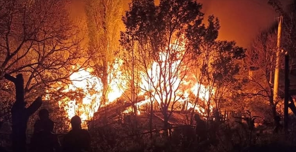 Çorum'un İskilip ilçesinde 1'i atıl vaziyetteki 3 evde çıkan yangına müdahale ediliyor. 
