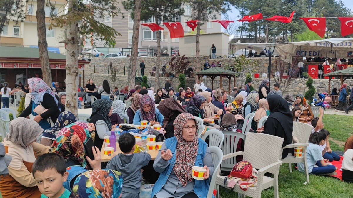 Çorum'un Oğuzlar ilçesinde Hıdırellez kutlamaları kapsamında gönüllü vatandaşlardan toplanan...