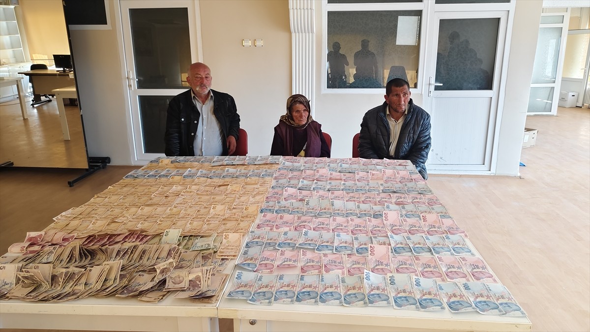 Çorum'un Sungurlu ilçesinde, zabıta ekiplerince yakalanan 3 dilencinin üzerinden toplam 24 bin 665...
