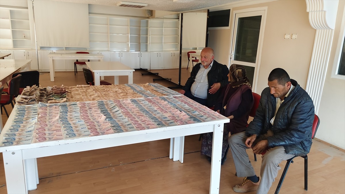 Çorum'un Sungurlu ilçesinde, zabıta ekiplerince yakalanan 3 dilencinin üzerinden toplam 24 bin 665...