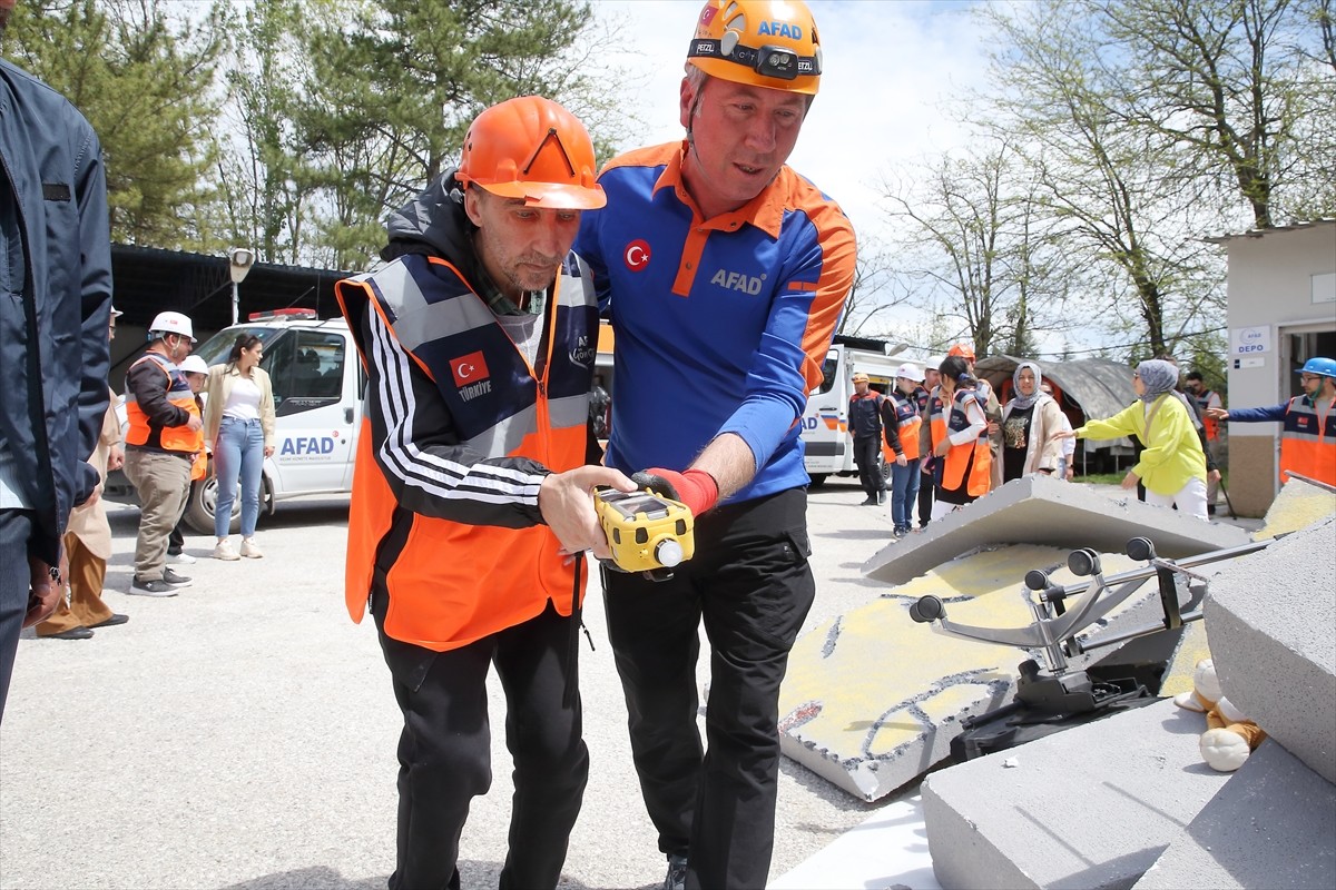 Çorum Belediyesi Engelli Eğitim ve Rehabilitasyon Merkezi'nde eğitim gören engelliler, AFAD'ın...