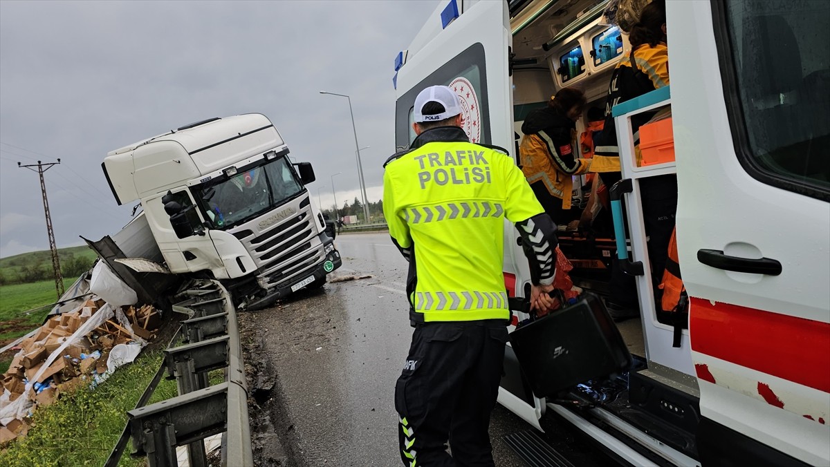 Çorum’da bariyere çarpıp yoldan çıkan tırdaki sürücü yaralandı.