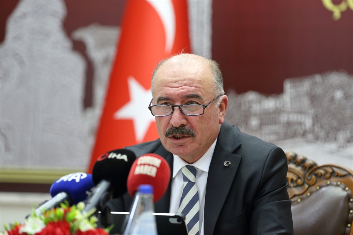 Çorum Valisi Ali Çalgan, Valilik Toplantı Salonu'nda düzenlediği basın toplantısında, emniyet ve...