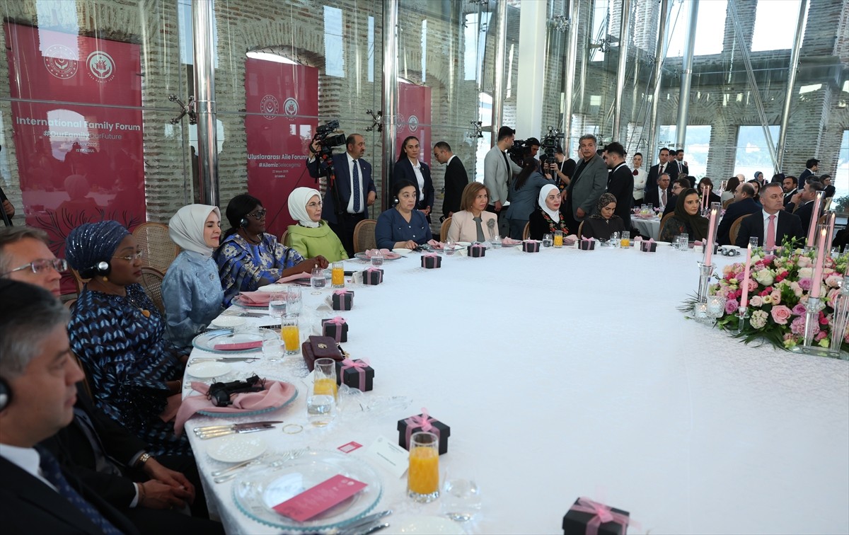 Cumhurbaşkanı Recep Tayyip Erdoğan'ın eşi Emine Erdoğan, Aile ve Sosyal Hizmetler Bakanlığı...