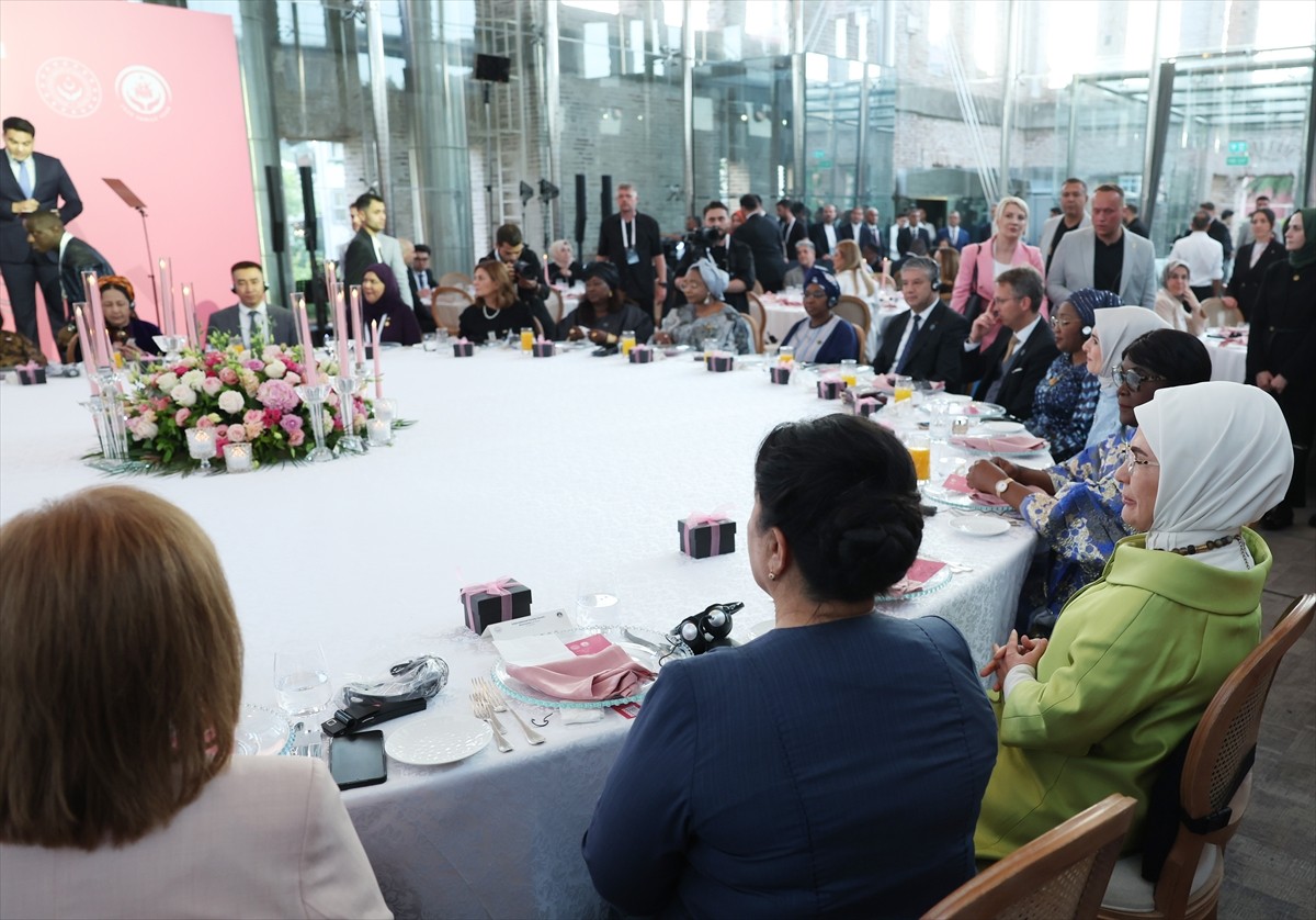 Cumhurbaşkanı Recep Tayyip Erdoğan'ın eşi Emine Erdoğan, Aile ve Sosyal Hizmetler Bakanlığı...