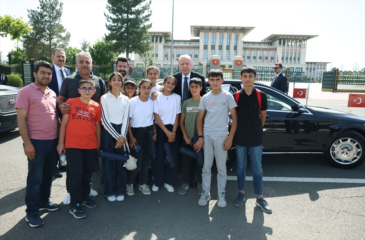  Cumhurbaşkanı Recep Tayyip Erdoğan, Adıyaman'dan, 15 Temmuz Şehitler Anıtı'nı ziyarete gelen...