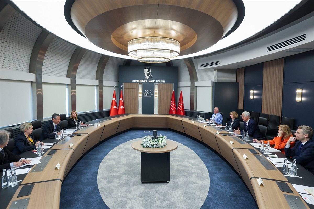 Cumhuriyet Halk Partisi (CHP) Genel Başkanı Özgür Özel, partisinin genel merkezinde Rhone Senatörü...