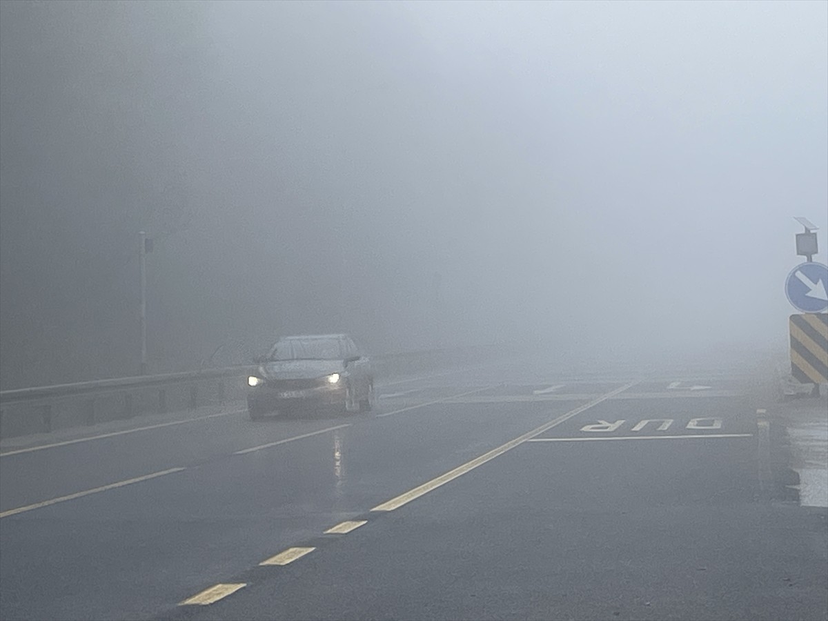 D-100 kara yolunun Bolu Dağı geçişinde sis ulaşımı olumsuz etkiledi.