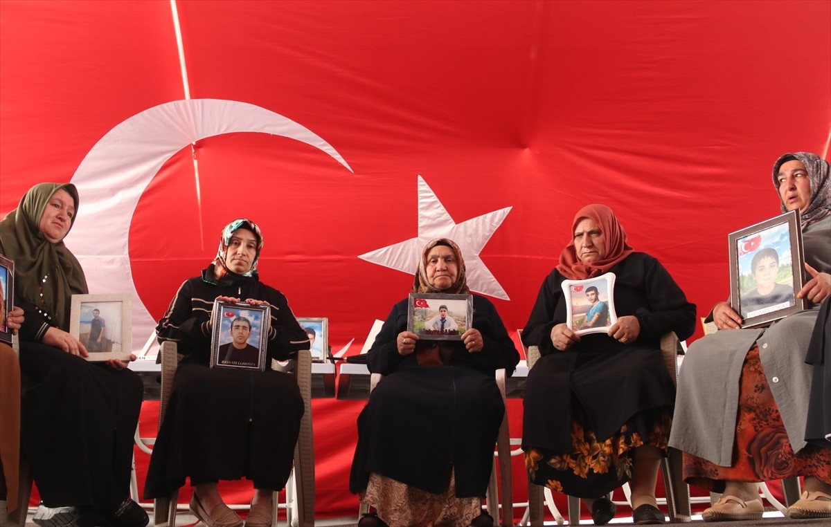 Dağa kaçırılan çocukları için eski HDP il binası önünde oturma eylemi yapan Diyarbakır anneleri...