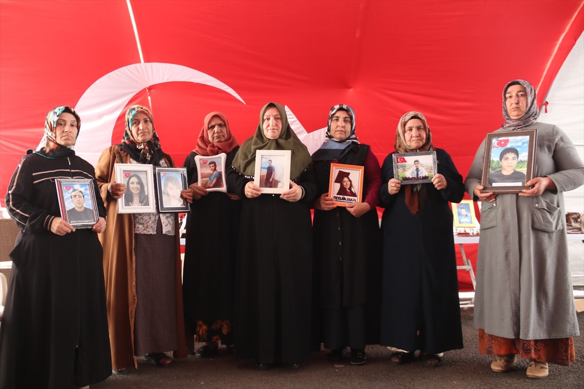 Dağa kaçırılan çocukları için eski HDP il binası önünde oturma eylemi yapan Diyarbakır anneleri...