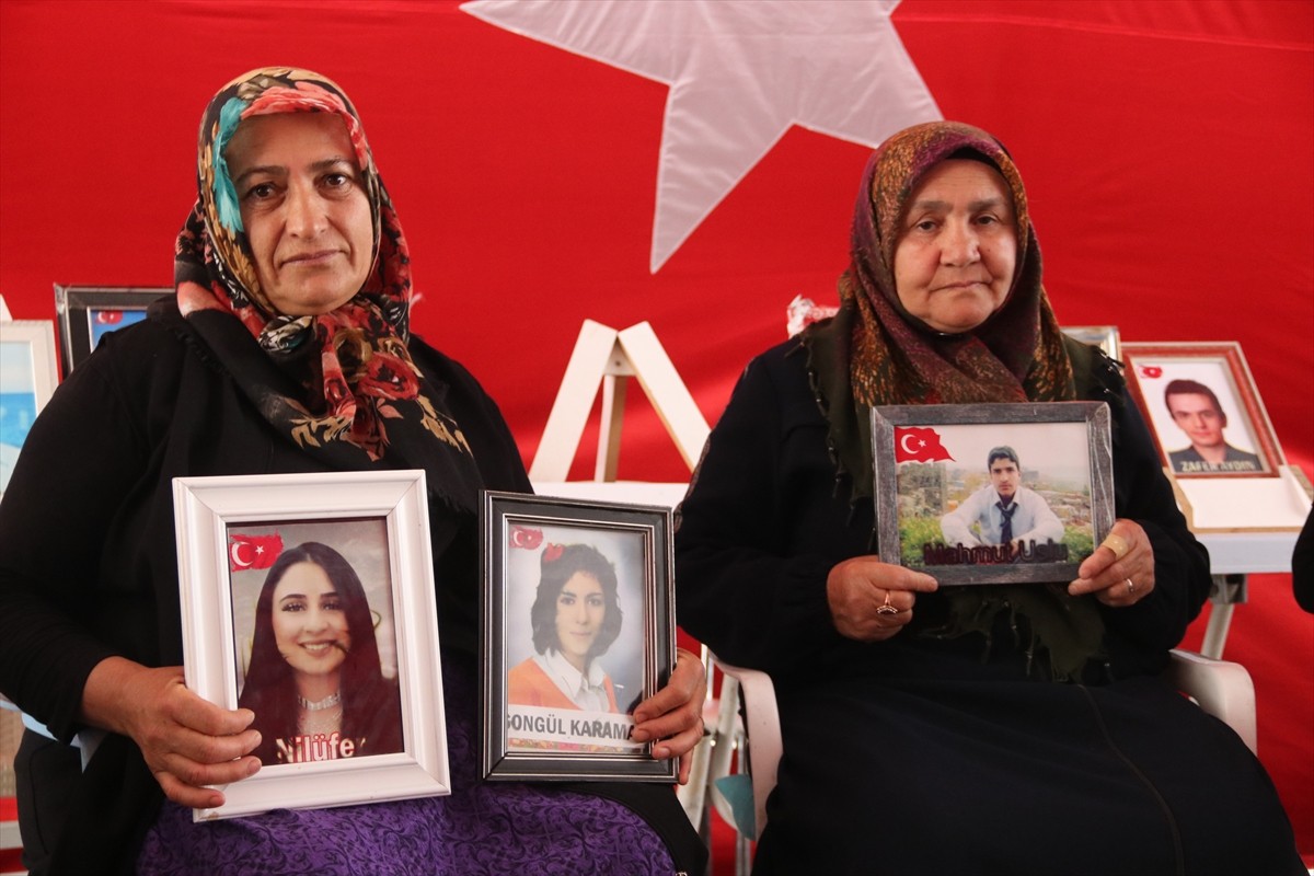 Dağa kaçırılan çocukları için eski HDP il binası önünde oturma eylemi yapan Diyarbakır anneleri...