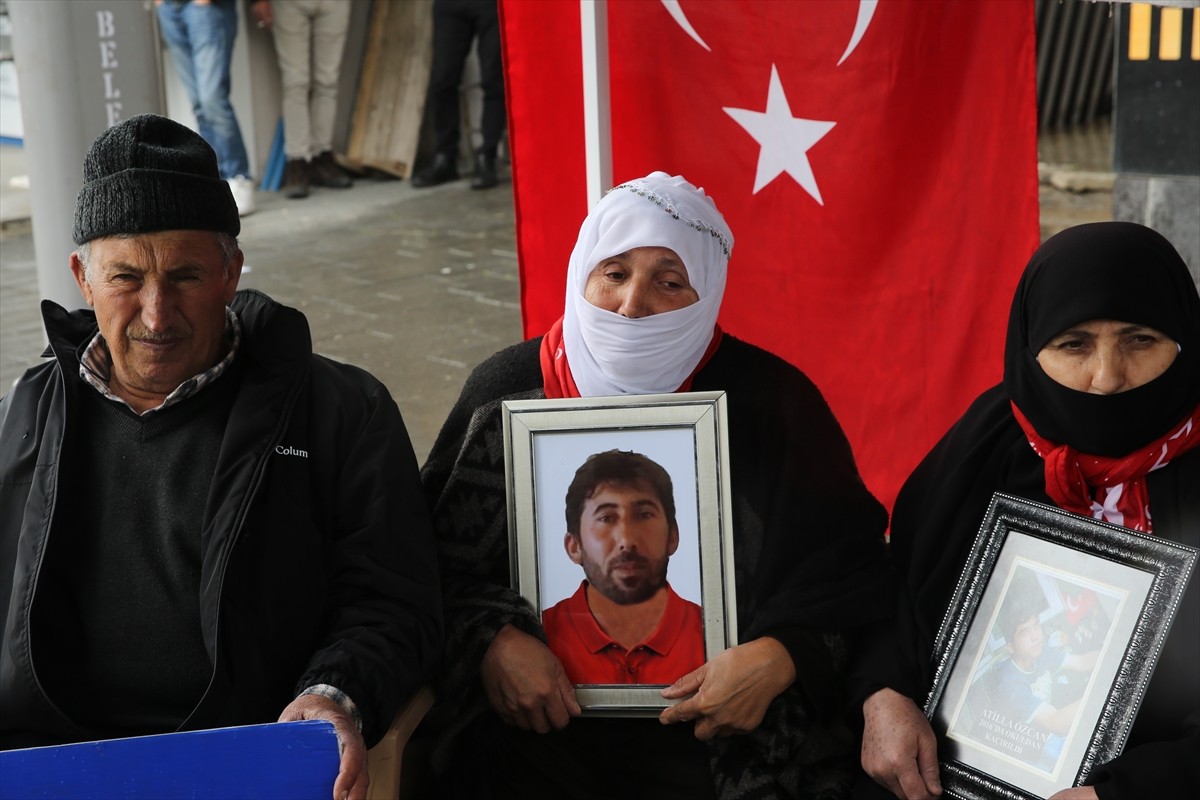 Dağa kaçırılan çocuklarına kavuşma ümidiyle DEM Parti Muş İl Başkanlığı binası önünde eylem yapan...