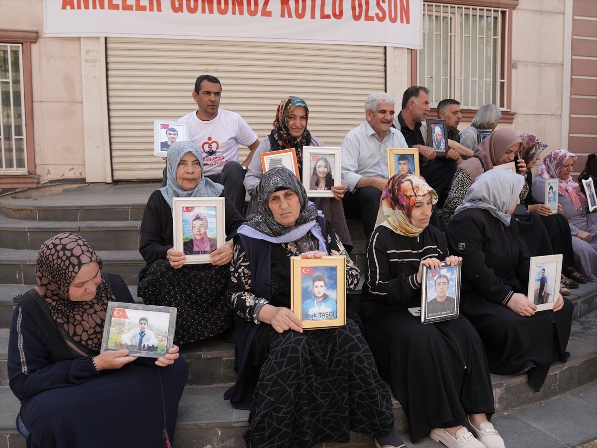 Dağa kaçırılan çocuklarına kavuşma ümidiyle eski HDP il binası önünde oturma eylemi yapan...