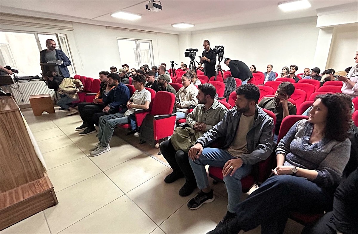 DEM Parti Eş Genel Başkanı Tülay Hatimoğulları, Van'da "Barış ve Demokratik Toplum" paneline...