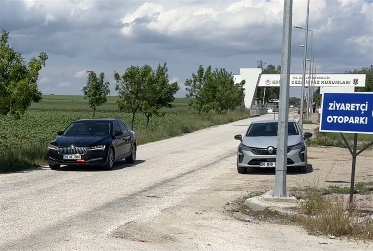 DEM Parti Van Milletvekili Pervin Buldan, eski HDP Eş Genel Başkanı Selahattin Demirtaş'ı, tutuklu...