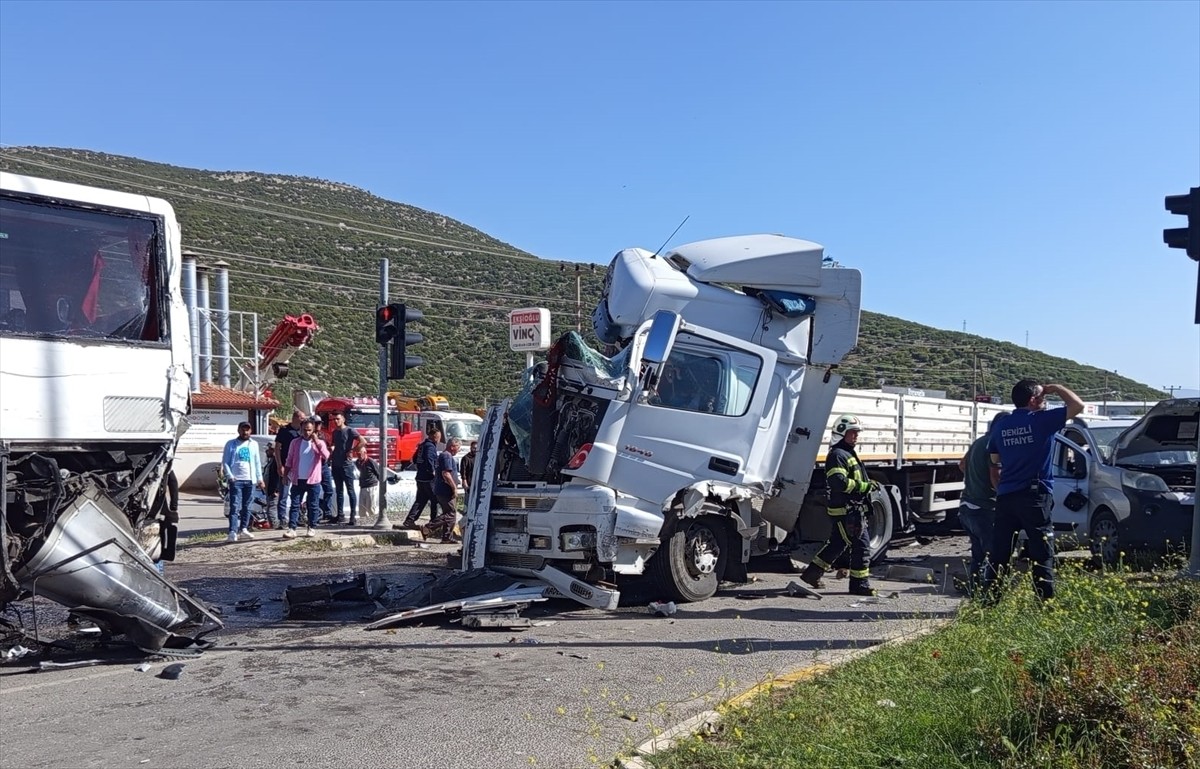 Denizli'nin Tavas ilçesinde meydana gelen trafik kazasında 2 kişi yaralandı.